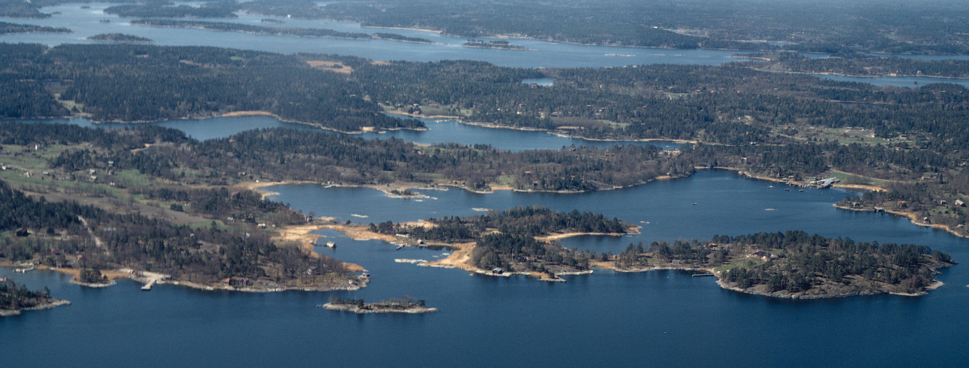 Vy över mycket vatten med öar av land.