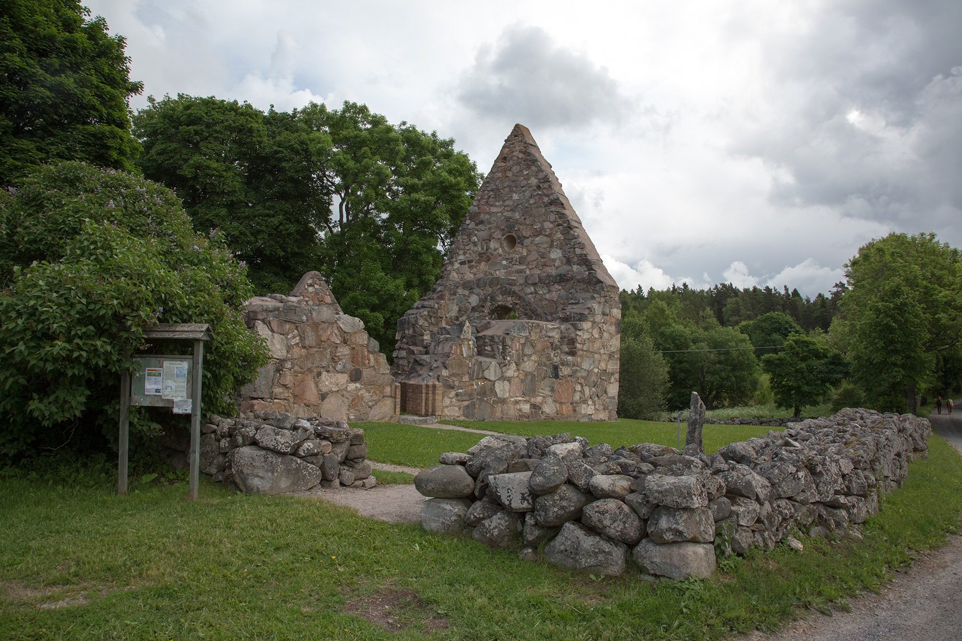Ett gammal stenhus där väggarna har rasat in.