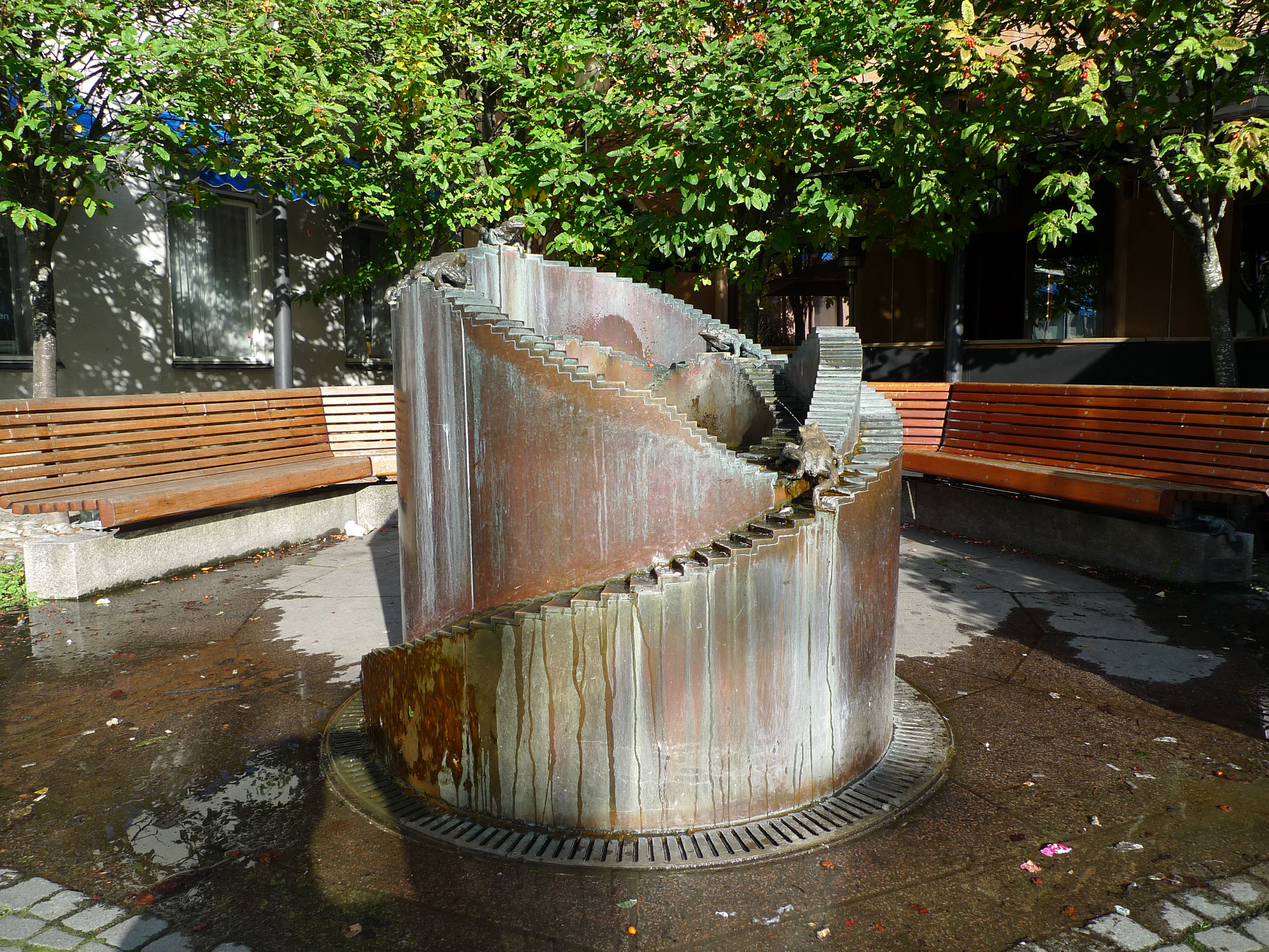 En rund fontän med en trappa.