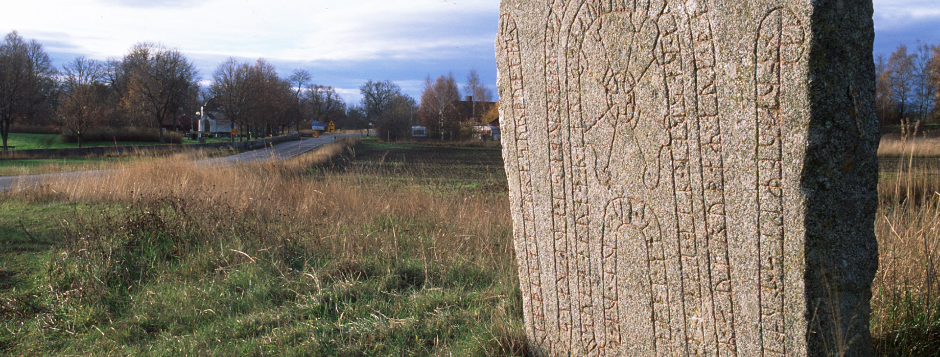 En sten med inristade tecken på.
