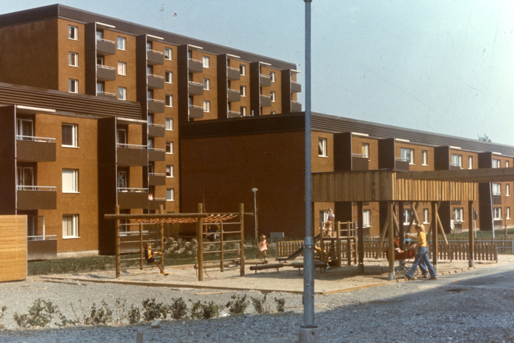 Hus i olika storlekar. En lekpark ligger mellan husen.