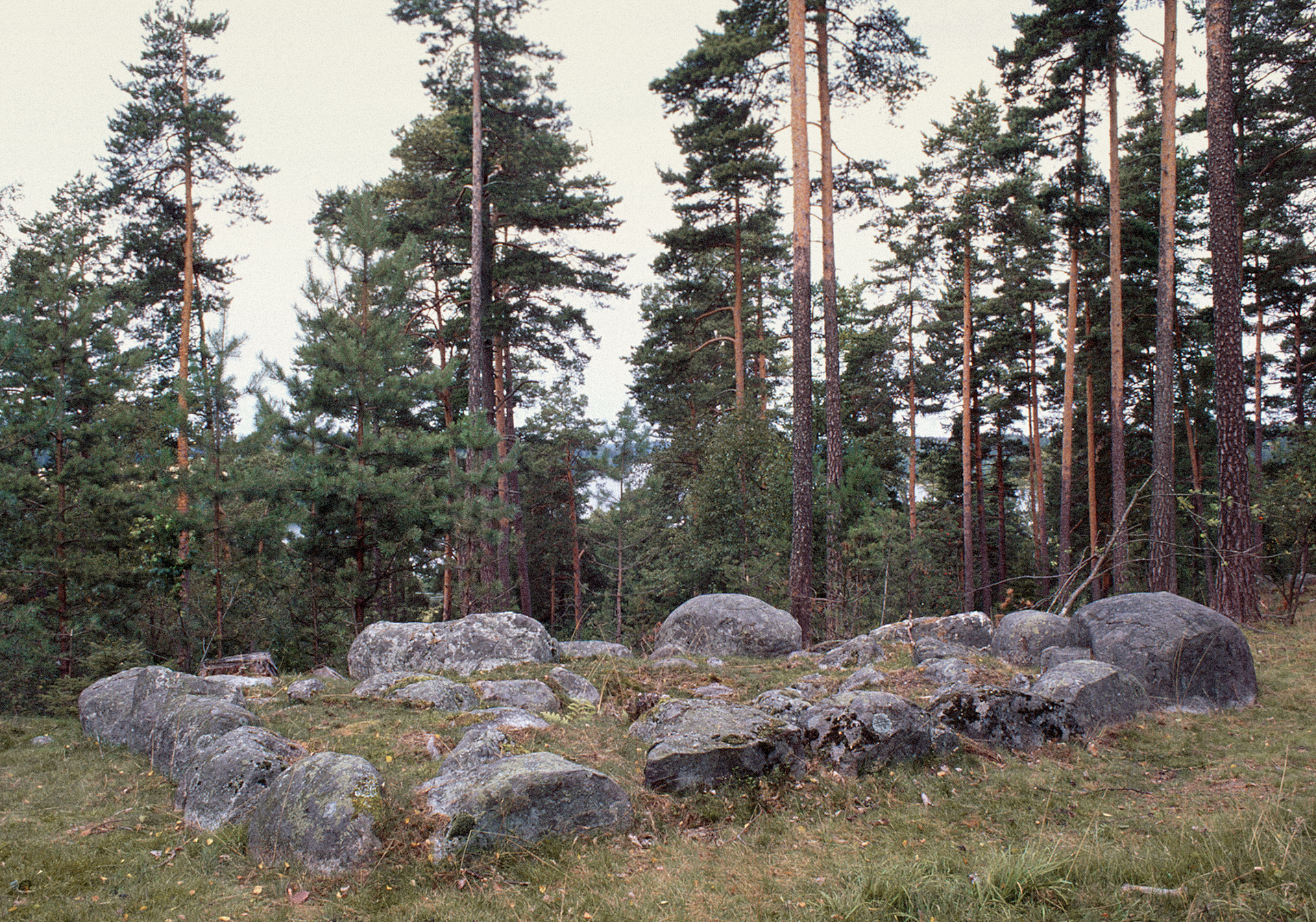 Stenar ligger i en formation.