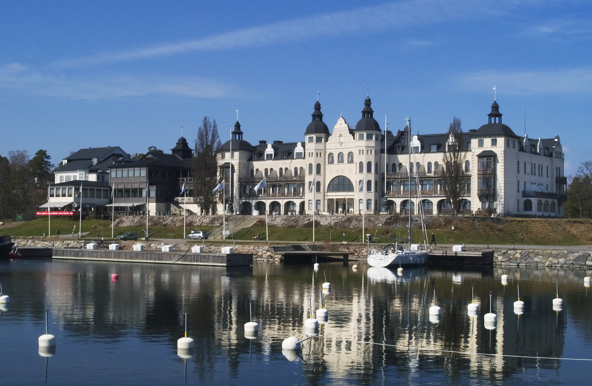 Ett stort hus som har en brygga framför sig.