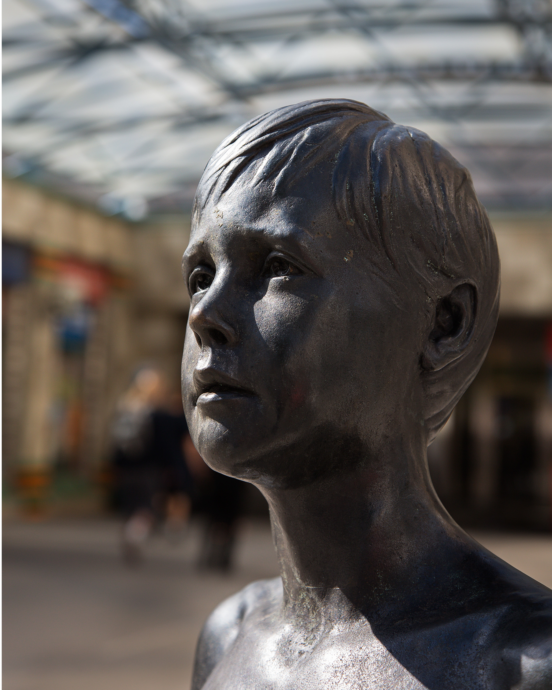 En skulptur av ett pojkansikte.