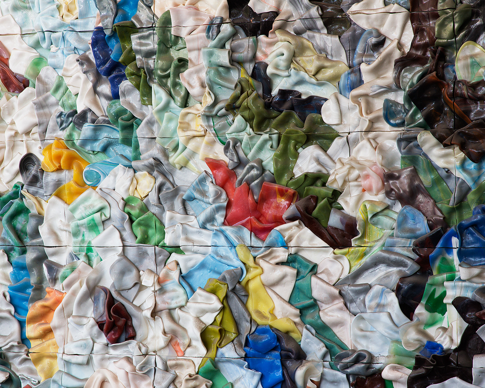 En vägg med olikfärgade fält.