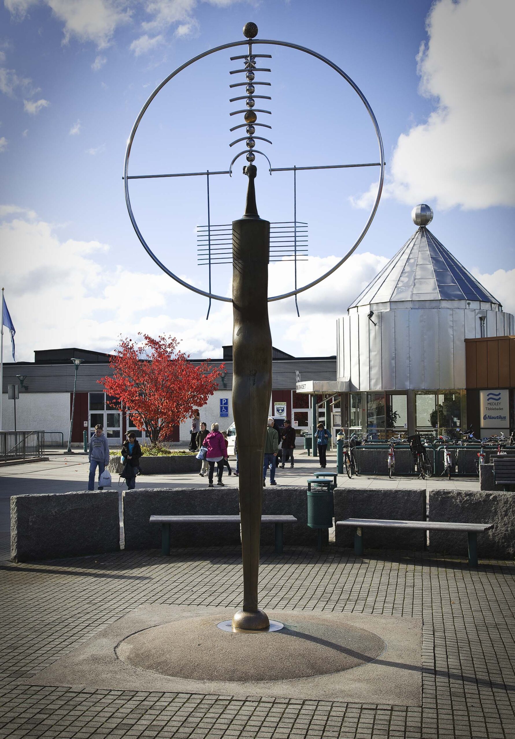 En cirkel med små kulor placerade i mitten.