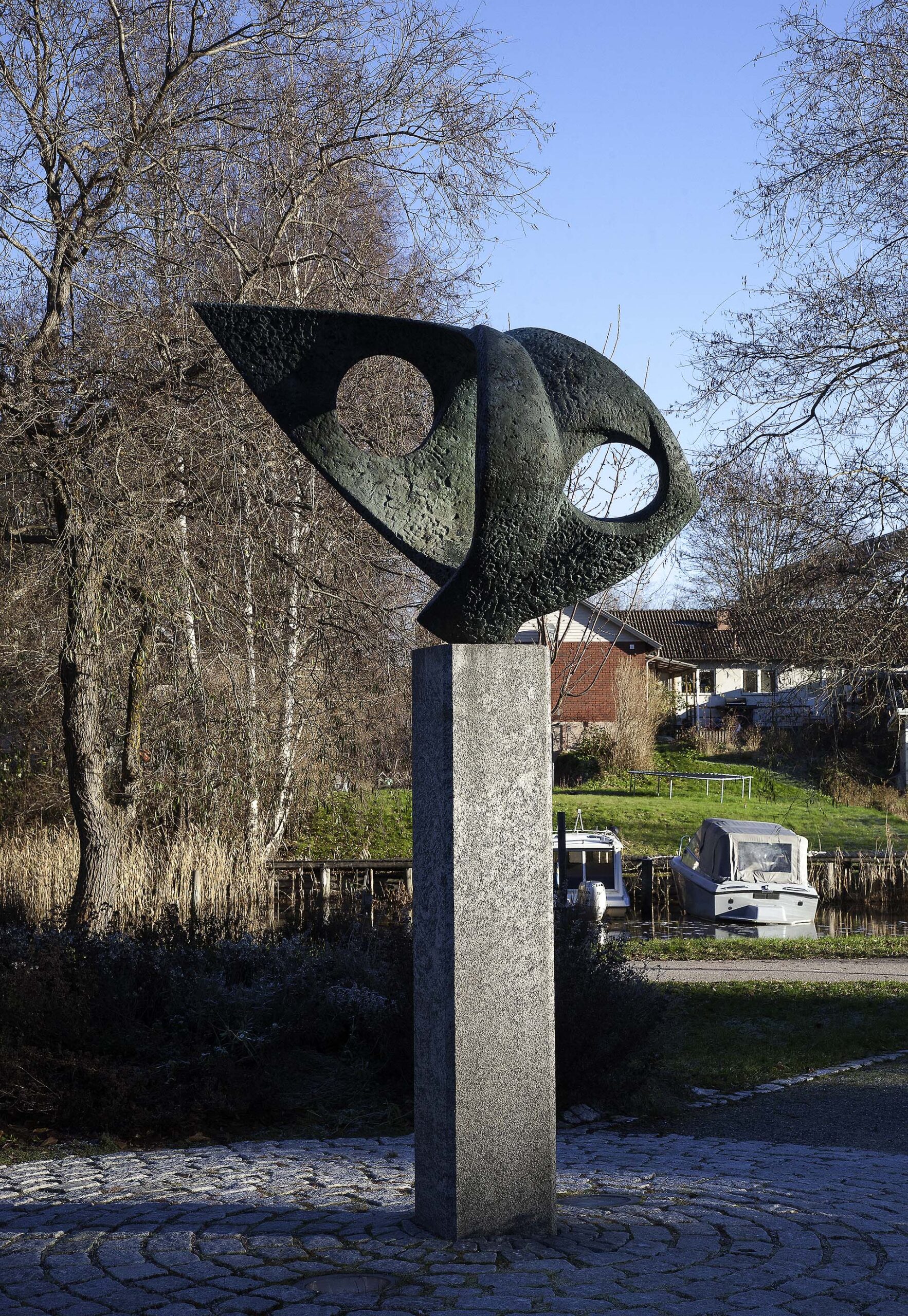 Figuren är abstrakt och komponerad med mjuka och hårda former.