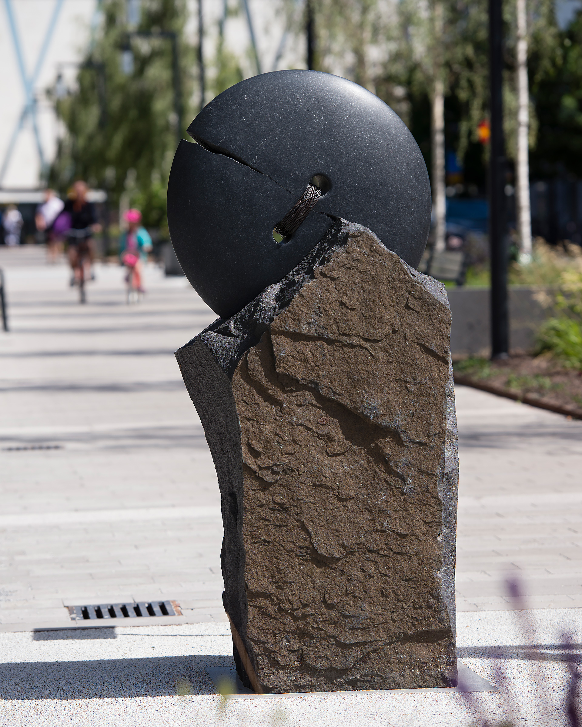 En stor knapp sitter fast i en sten.