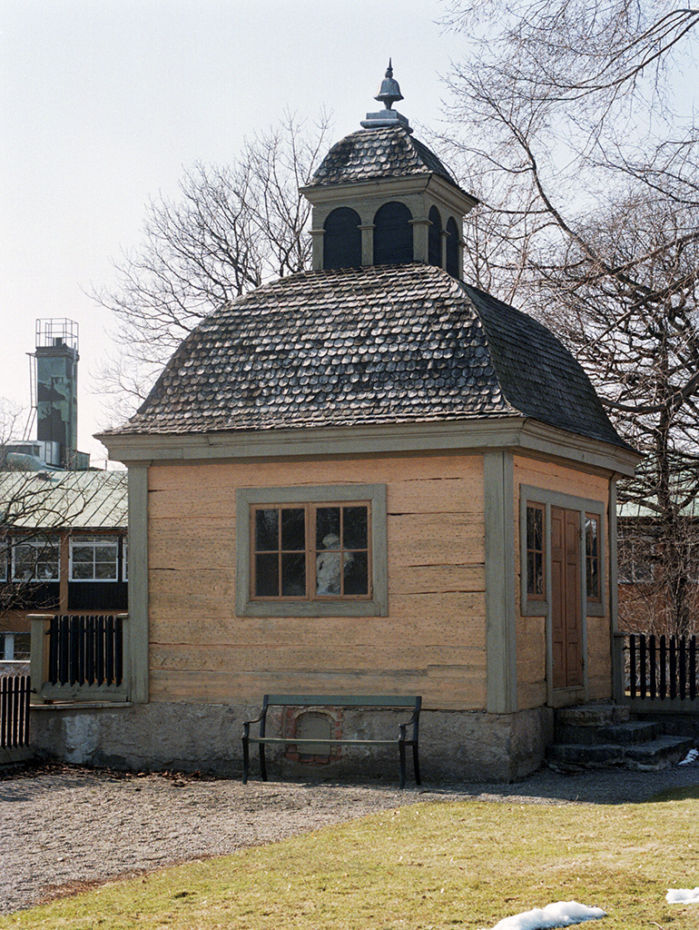 Ett litet hus med tornliknande tak.