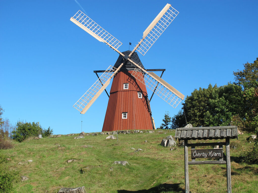 En väderkvarn som står på en kulle.