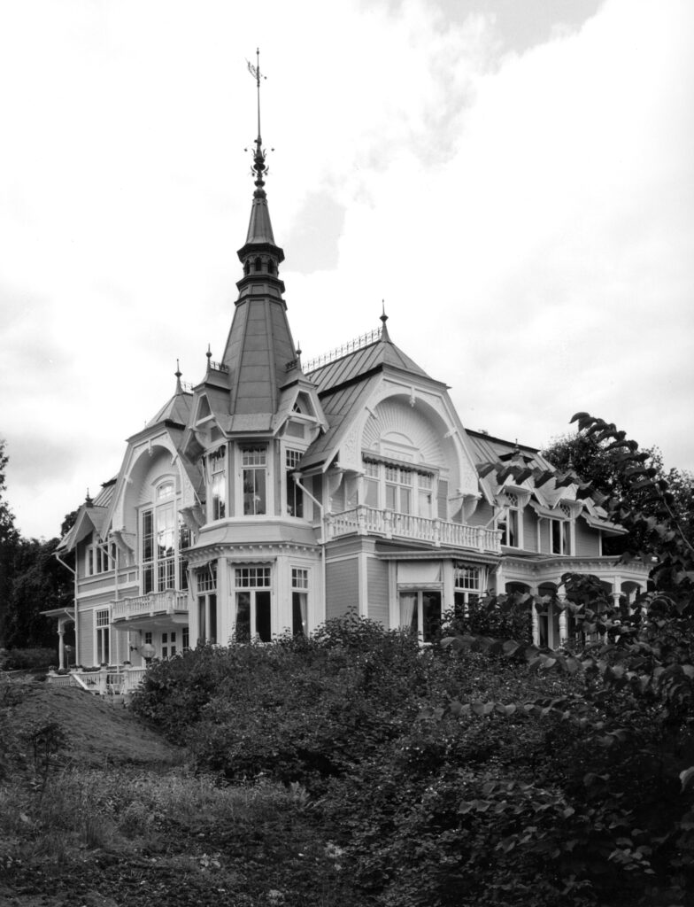 Ett stort hus med torn som tak.