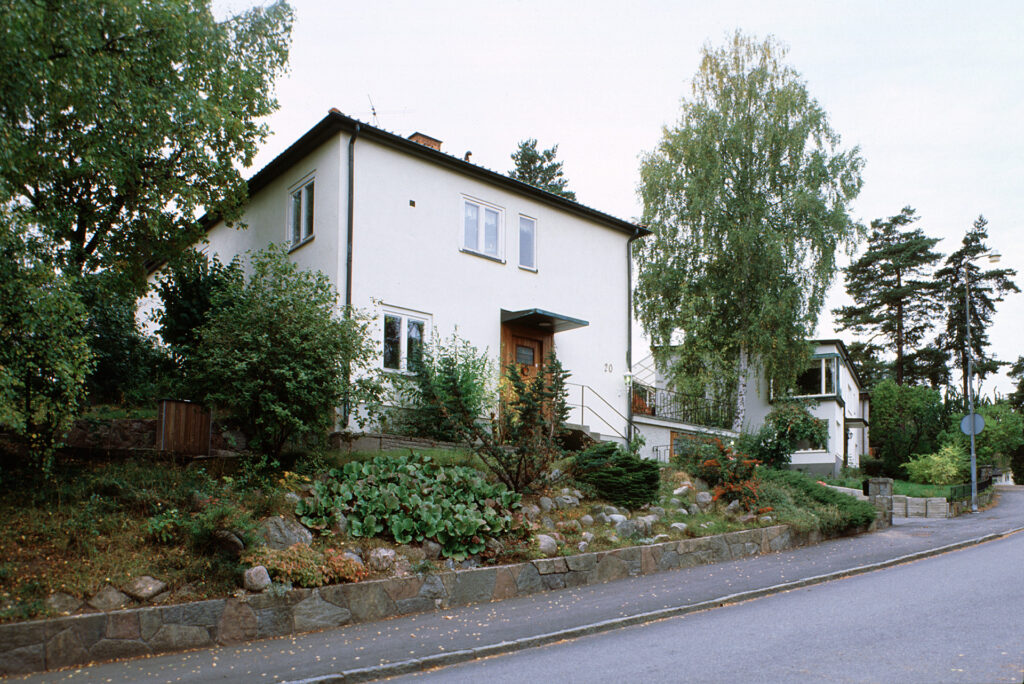 Ett hus som har formen av en kub.