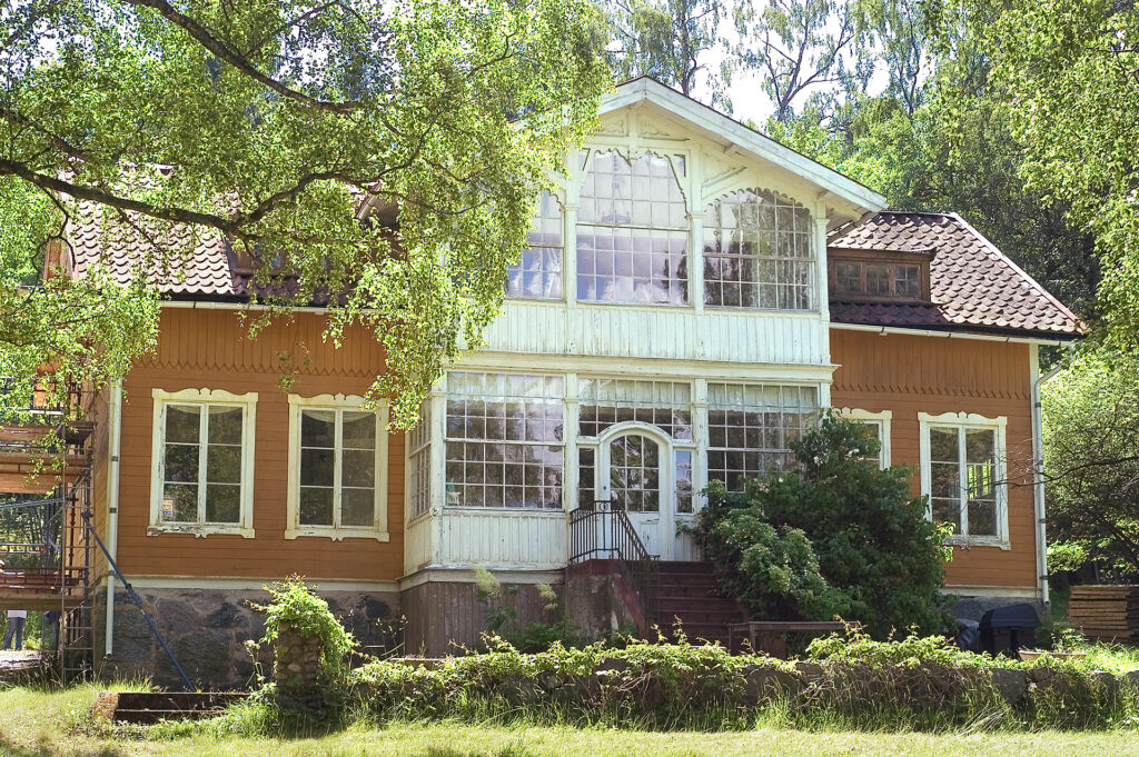 Ett hus med många små fönster.