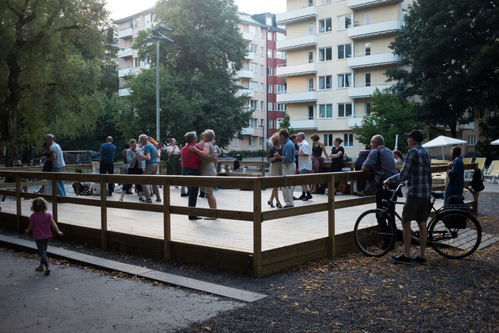 Under ett par somrar fanns det en dansbana i Skånegläntan på söder. Togs bort för att grannarna klagade.