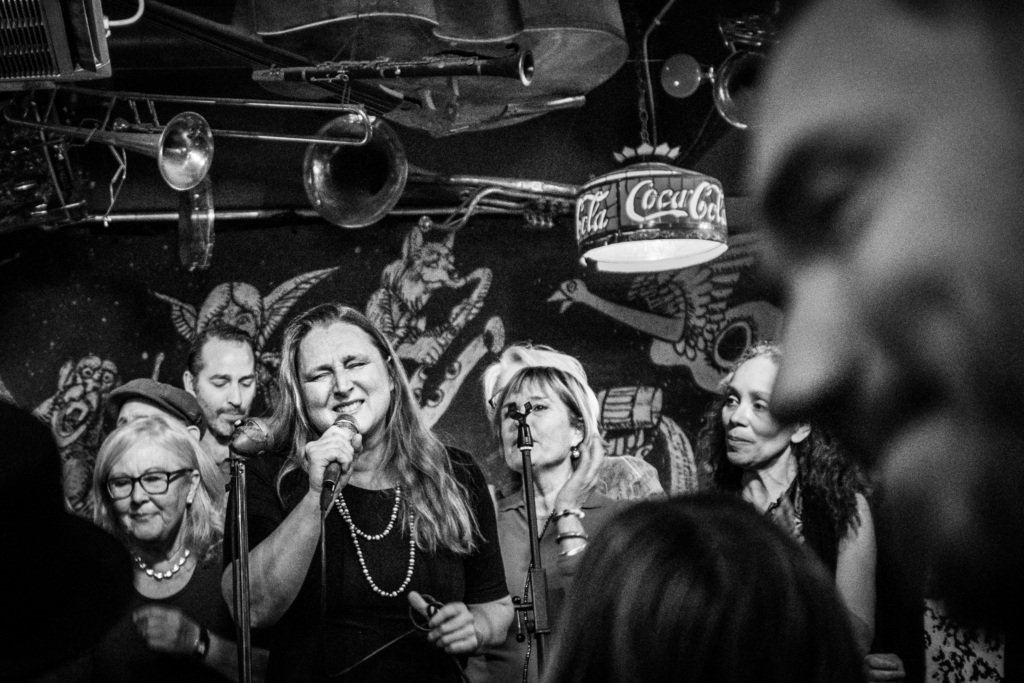 Sabbatsbergs gospel uppträder på lördagsjam på Stampen i Gamla stan.