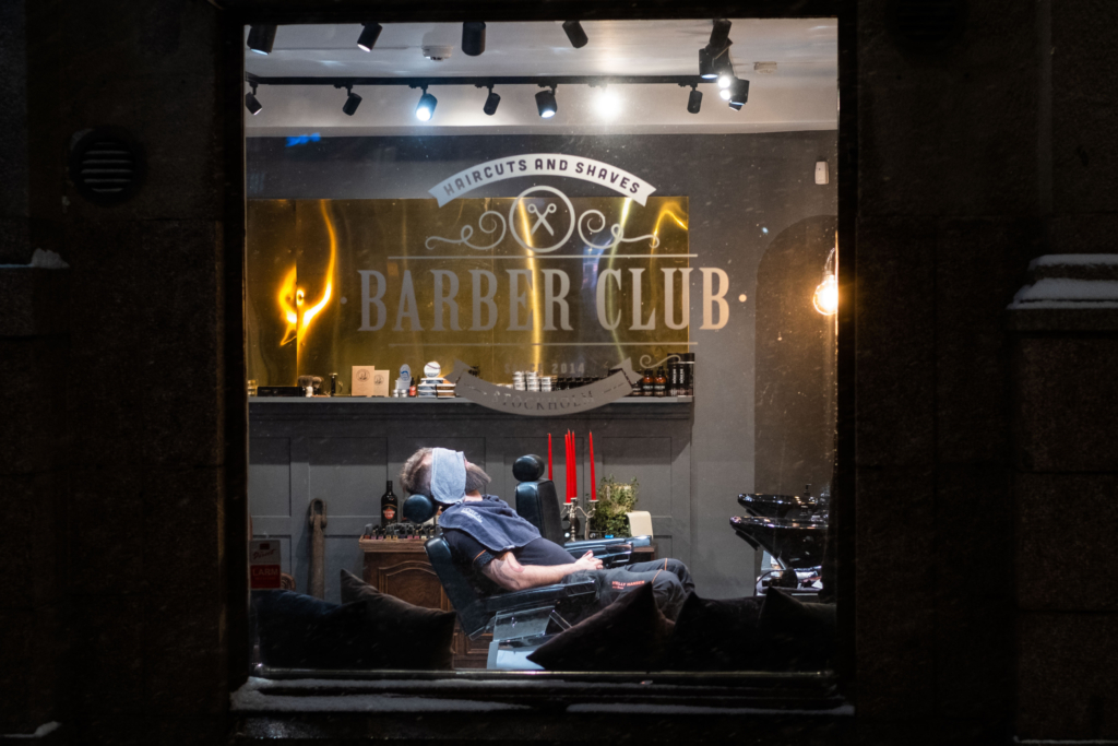 Barberaren på Malmskillnadsgatan 50B tar en tupplur.