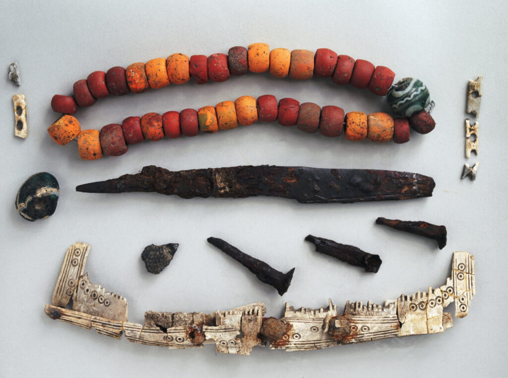 Fynd från vendeltida kvinnograv.