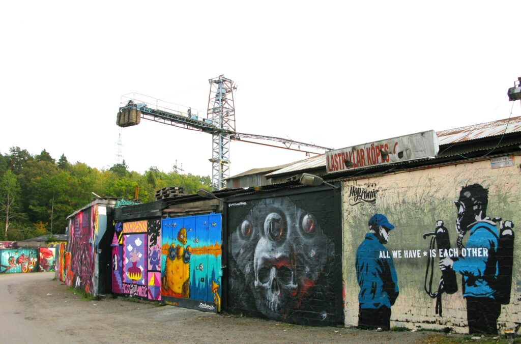 Väggar med grafitti och en lyftkranar bakom.