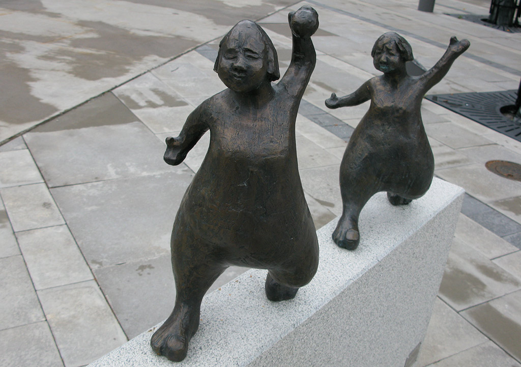 Två figurer som ser ut att vara i flickåldern.