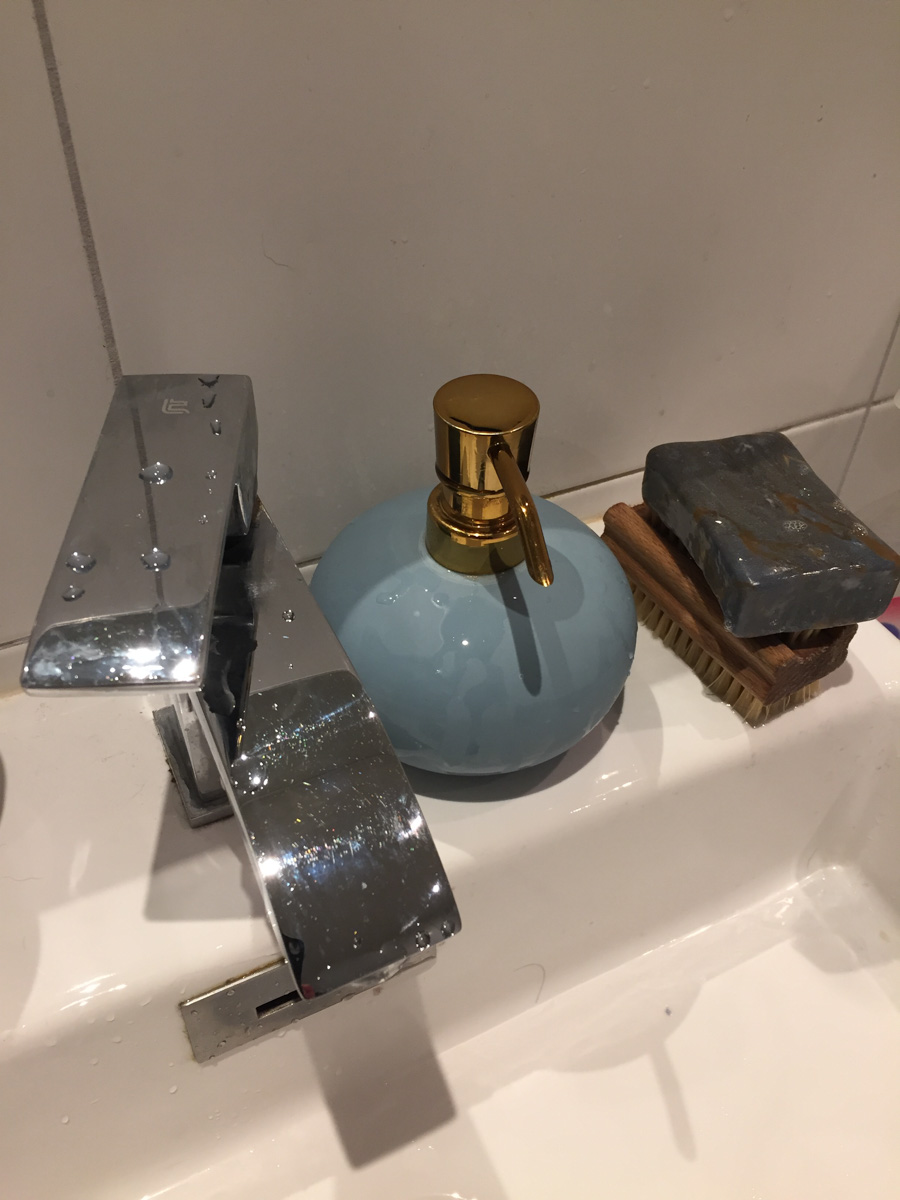 ”Tvätta händerna!” Virusets väggar förstörs om du tvålar tillräckligt länge. Budskapet går ut i våra sociala medier, i tidningar, radio, överallt.