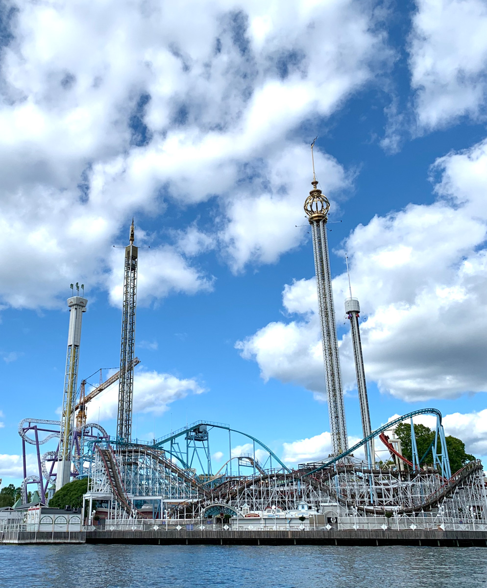 Gröna Lund, sista fredagen i maj. Inte en människa i sikte, bara tomma åkattraktioner.