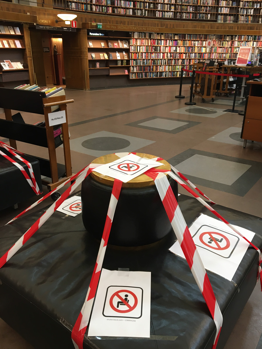 Corona distansering på bibliotek.
