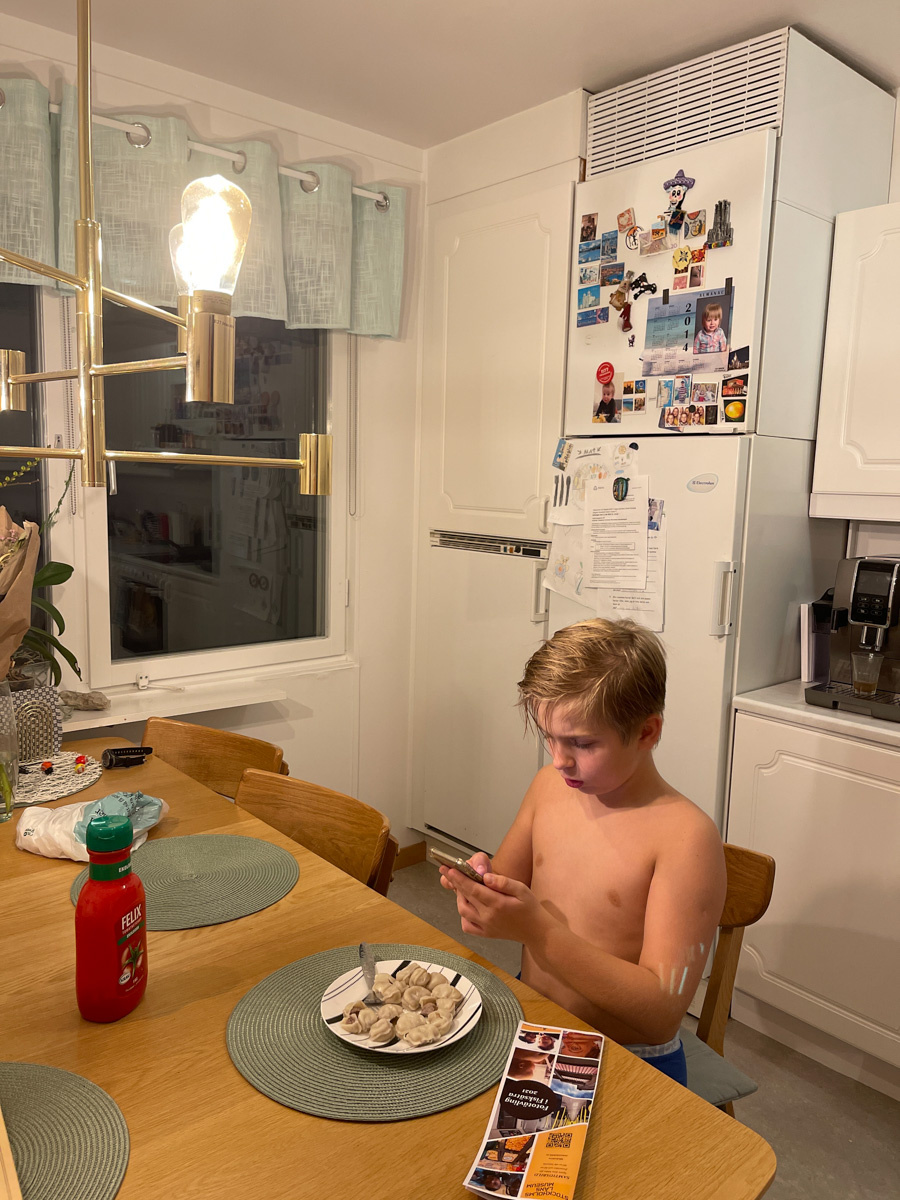 Sen middag med ryska dumplings​.  Vi har en mataffär med ryska matvaror och min son älskar dumplings. Det går fort att koka dem och det är mycket gott. Teo har badat och är hungrig.