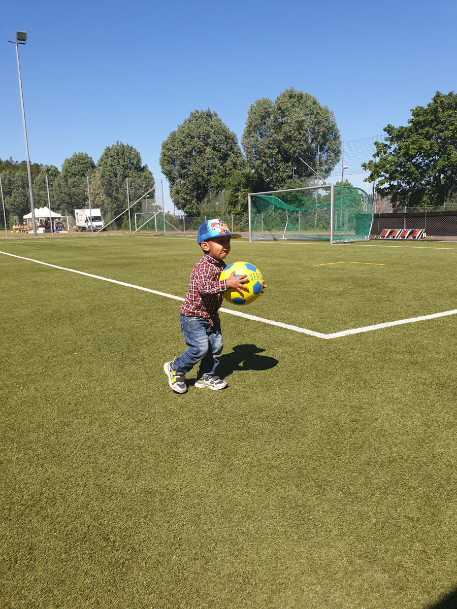 Spela fotboll på Fisksätra IP.