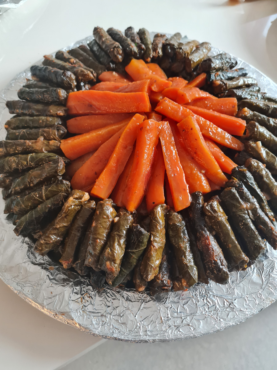 Dolma. Maträtten kommer från Libanon. Vi har två dolmar, en med kött och en vegetarisk. Man äter inte den varje dag, kanske en gång i månaden för det tar så lång tid att göra den.​