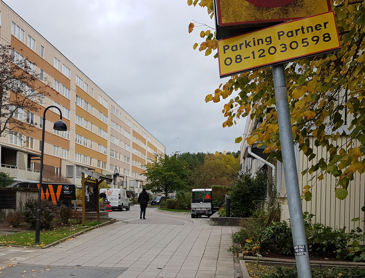 Ständig ström av hantverkare i området. Renovering av lägenheterna verkar pågå i evighet, med massor av störningsmomemt från 06.30 och framåt.