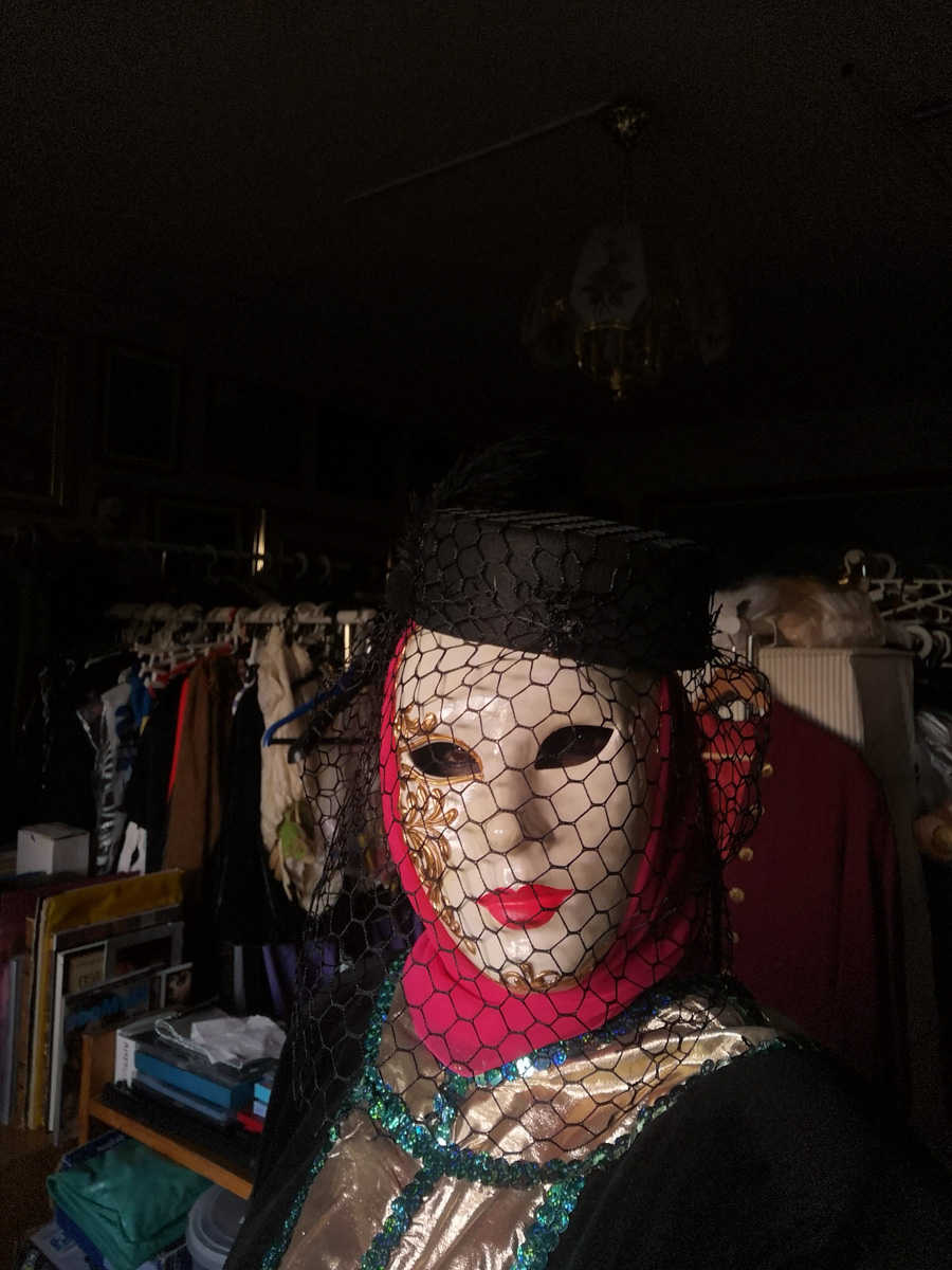 Jag testade bilder för att tävla i en Halloweentävling. Bilden är tagen i min ​ ateljé i Fisksätra.