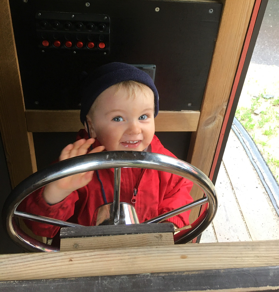 Barnbarn kör båt på Fågelhöjden.