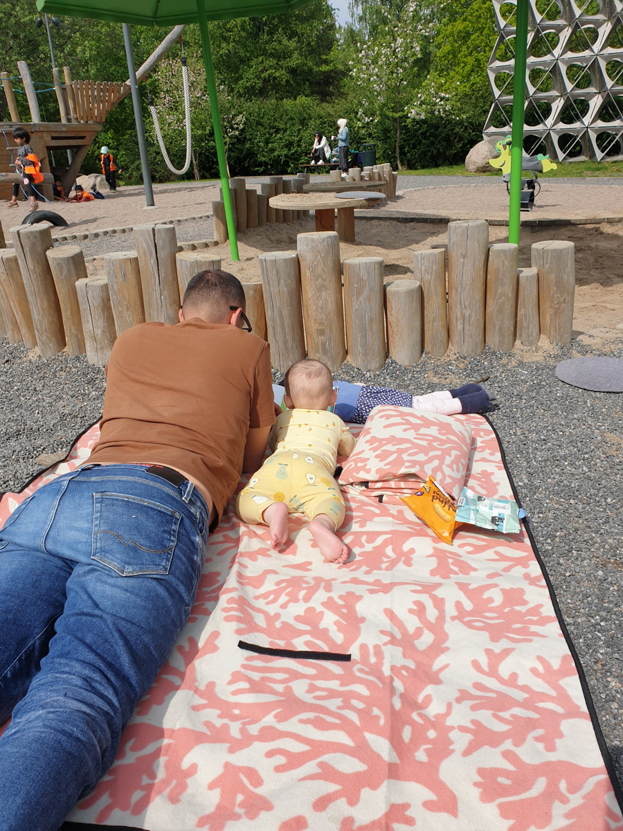 Pappa och Isaak läser bok.