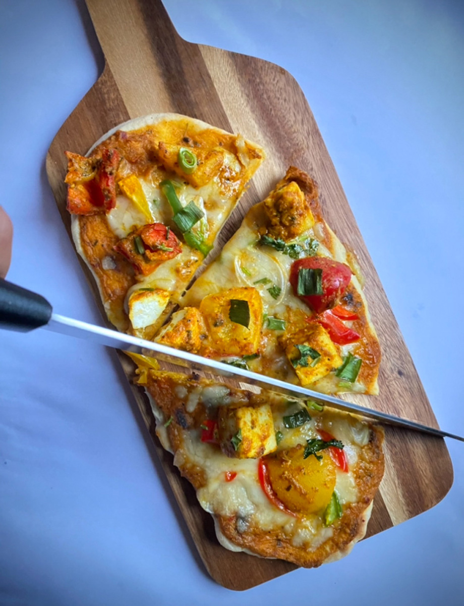 Cooking​. Jag älskar laga indisk mat. ​Det är en naan pizza. Liten fusion!!!​  ​