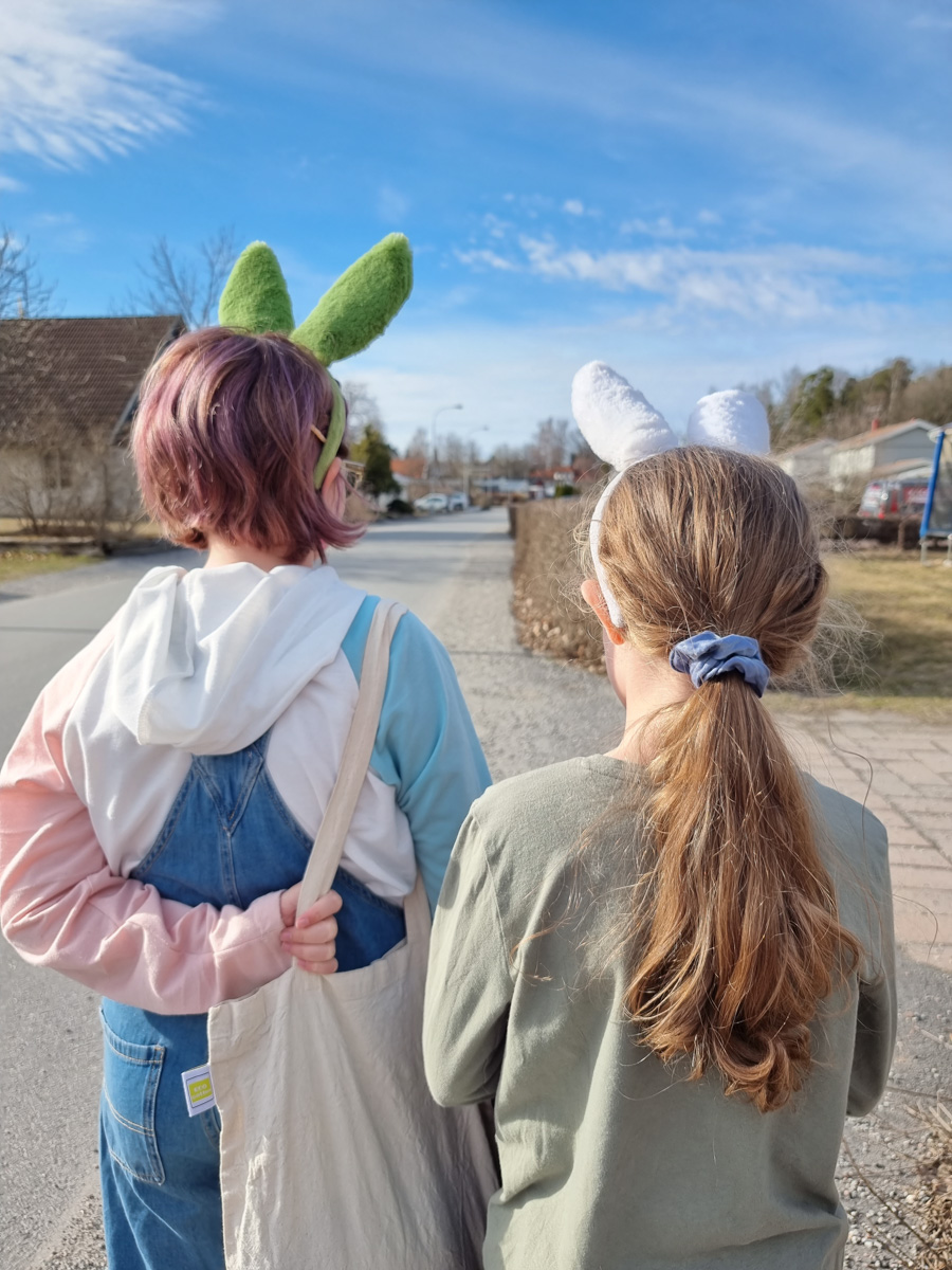 Två påskharar på väg till påskmiddag. 