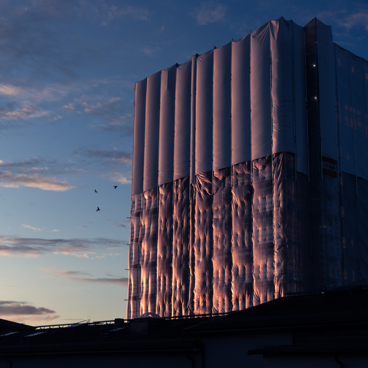 Renovering av Sollentuna kommunhus.​ Plastinsvept kommunhus i Sollentuna möter en vintermorgons glödande solstrålar.​