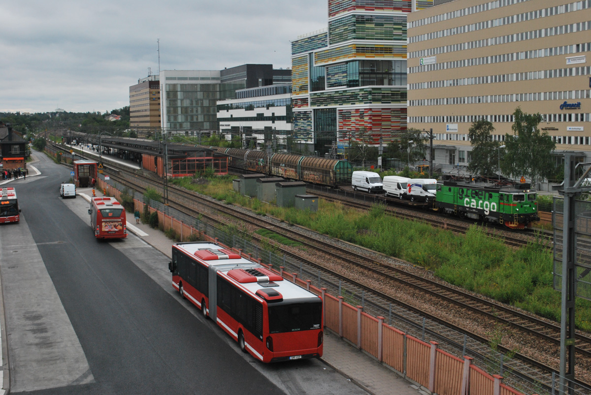 Ytterligare en leverans med bilar passerar Sollentuna station.​