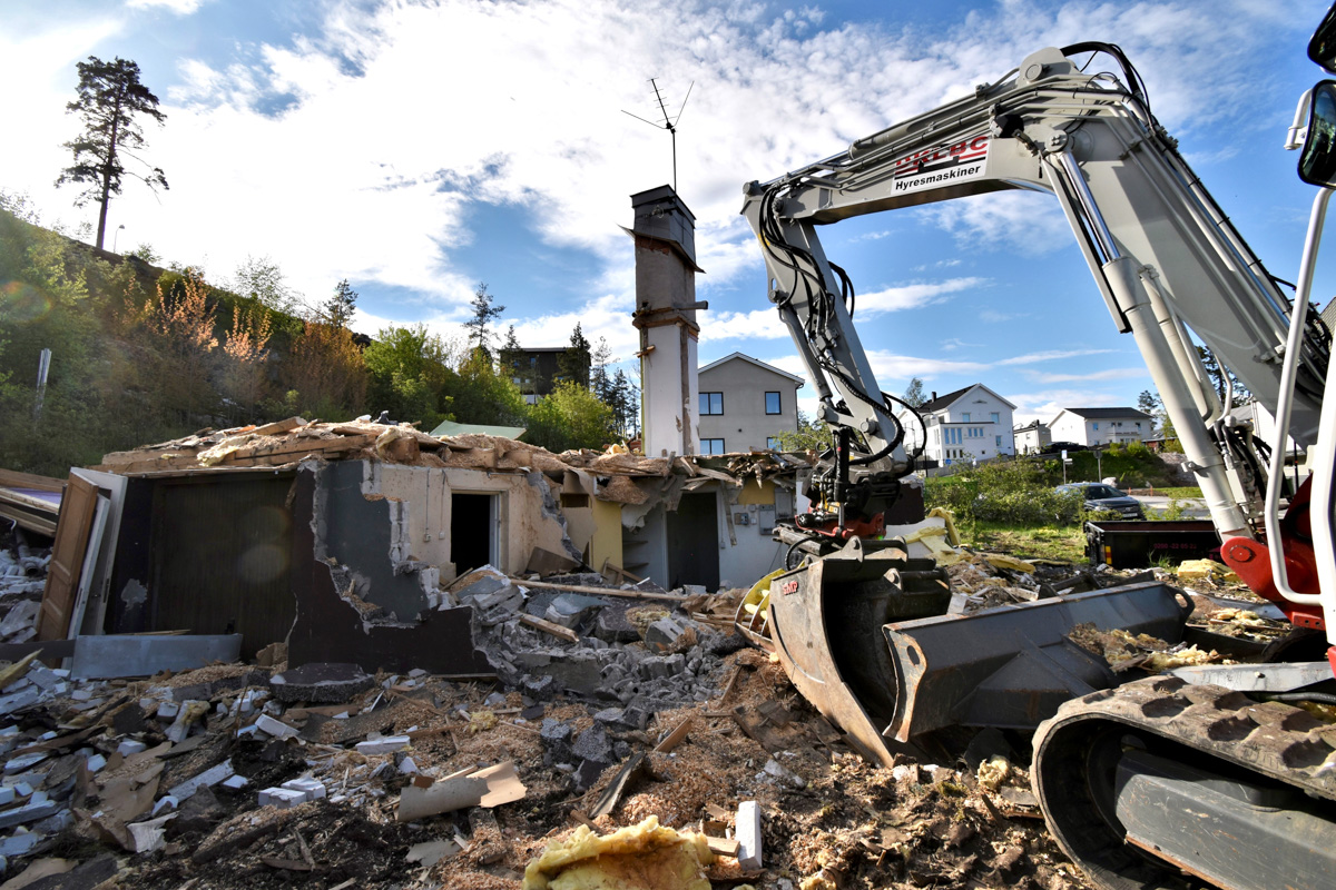 Södersätravägen. Ett äldre hus i Södersätra rivs för att ge plats åt den nya bebyggelsen​.