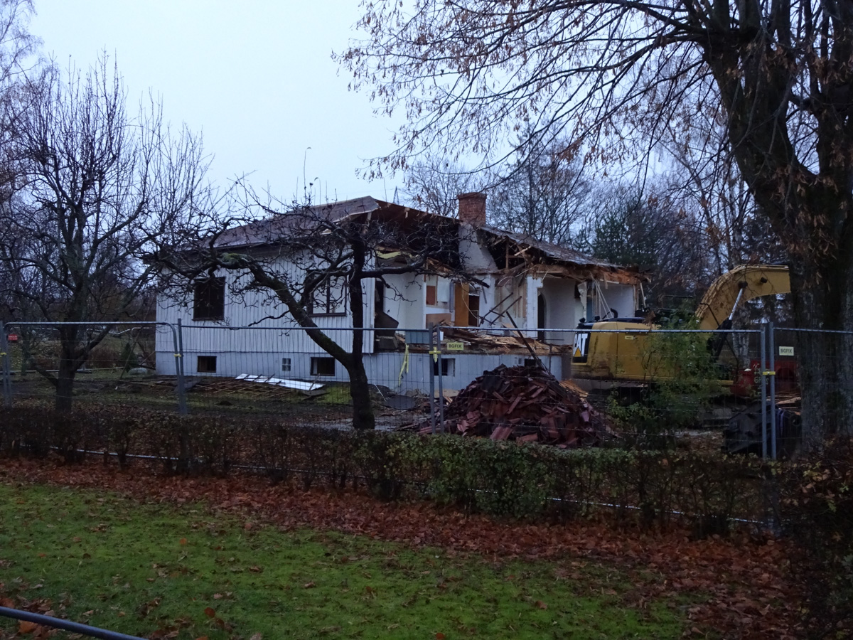 Ytterligare en villa i Häggvik rivs för två nya parhus​.