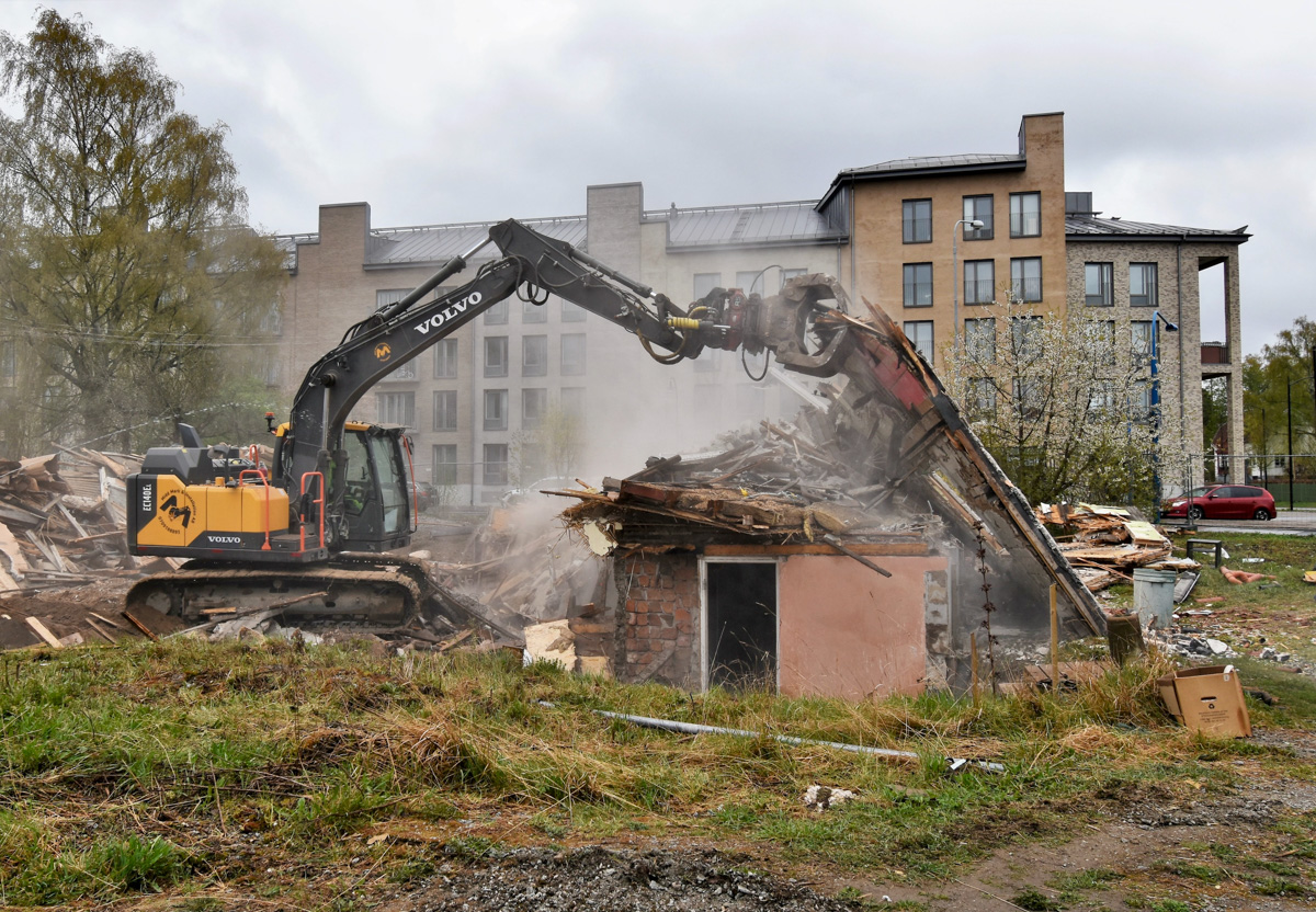 Gammalt gör plats för nytt​  En gammal villa på Bygdevägen rivs för att ge plats åt nya hus.​