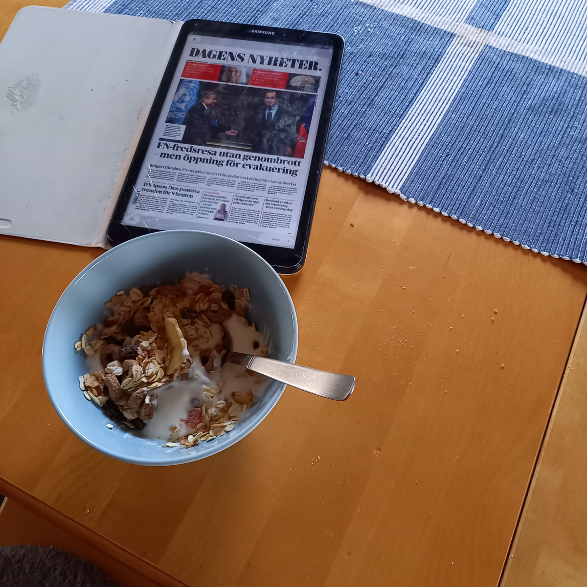 Frukost​. Vanlig frukost. Fil, flingor och DN på plattan