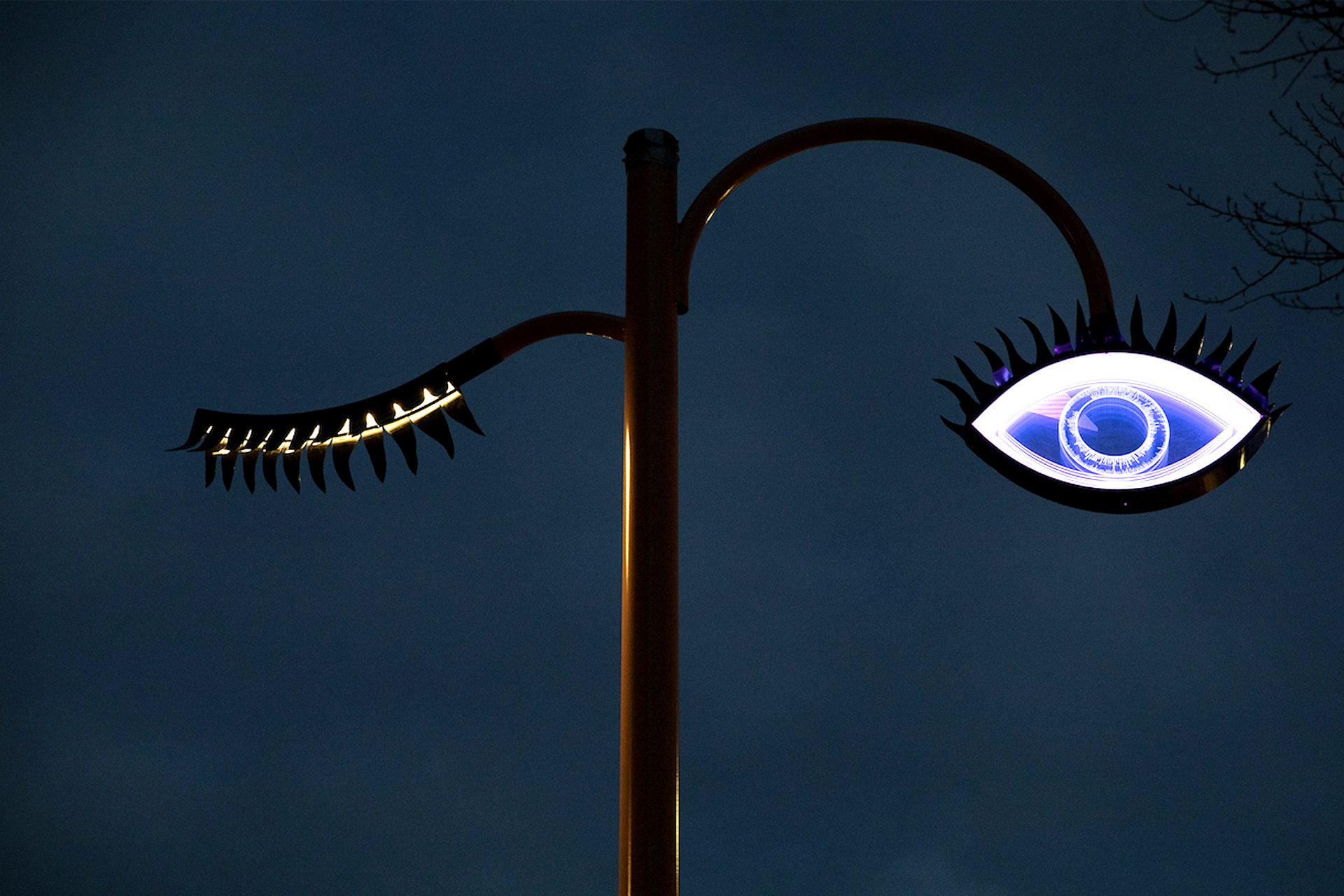 Konstverket består av två delar. Ett som öga som ändrar färg och ett vitt ulligt moln. Båda lyser när det är mörkt ute.