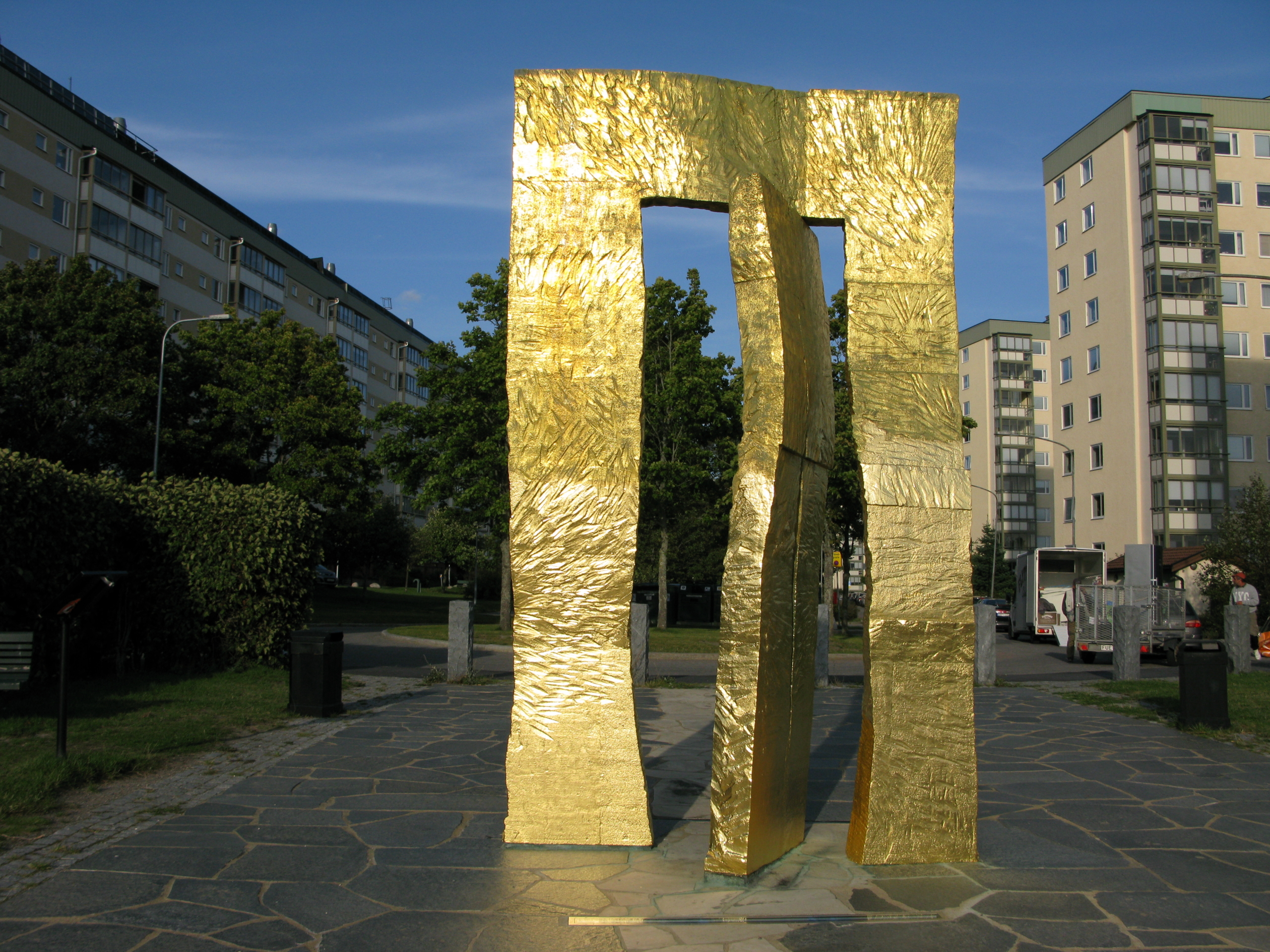 Guldglittrande portal i bostadsområde.