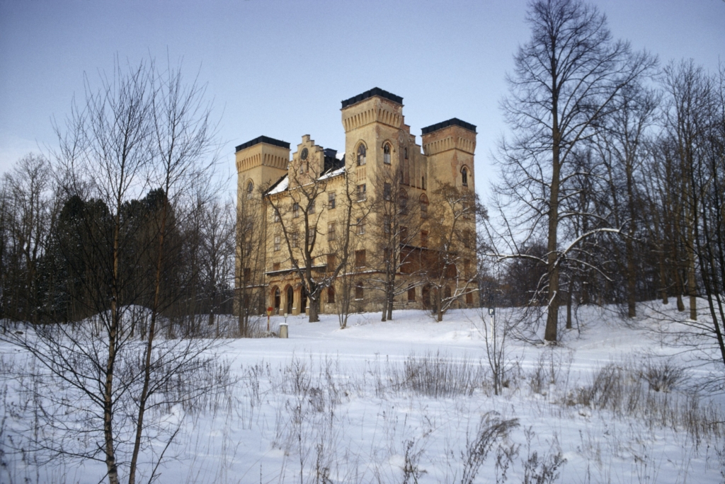 Ett gult slott i vinterlandskap.