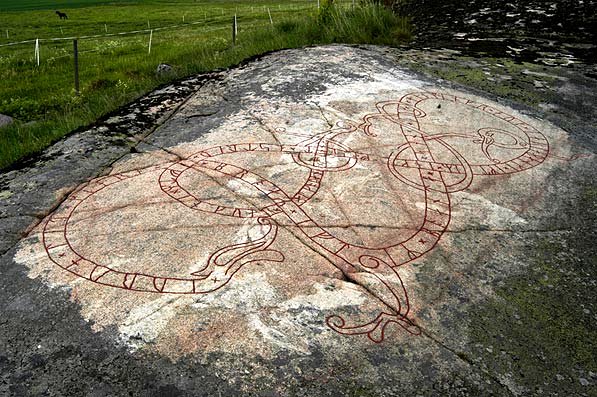 En sten med inristade tecken på.