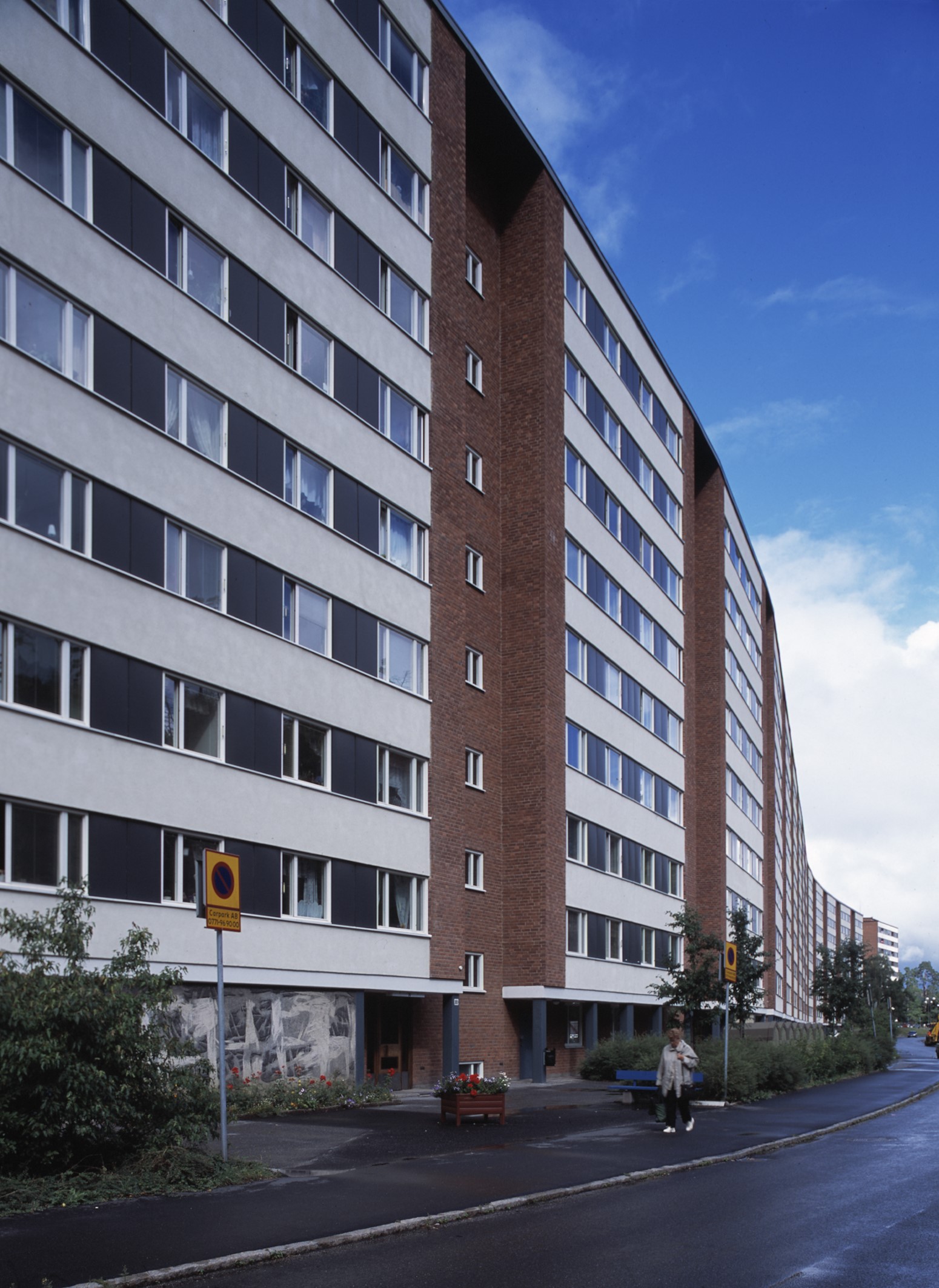 Ett långt niovåningshus.