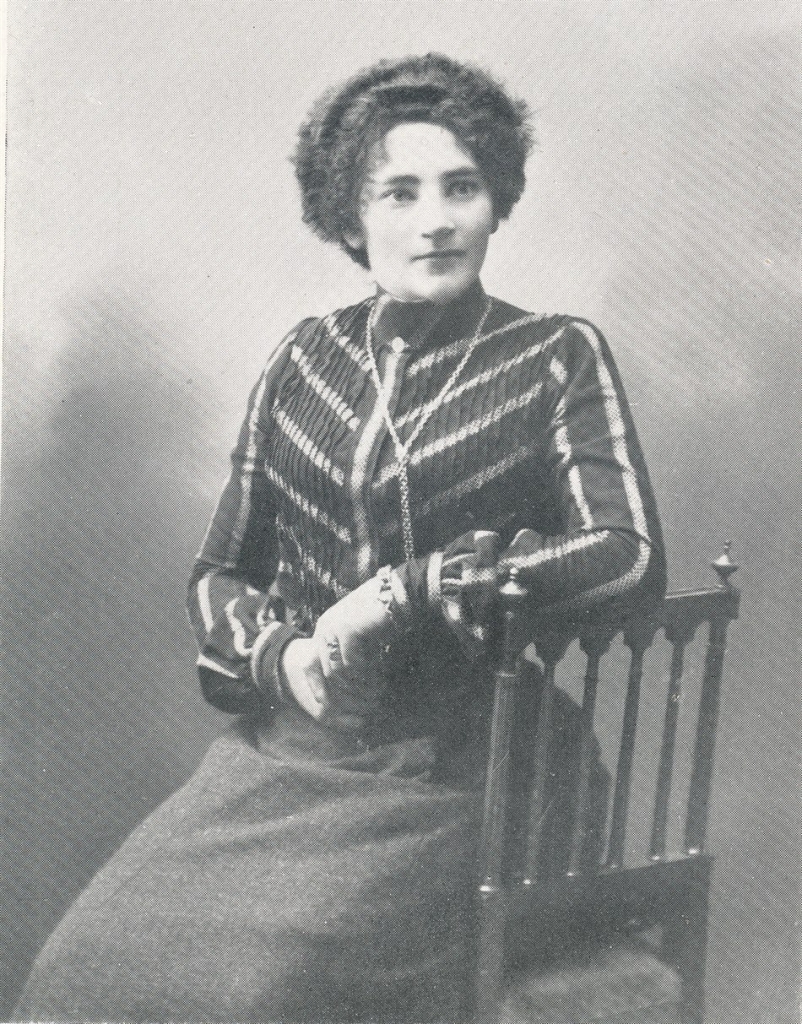 En kvinna sitter på en stol.