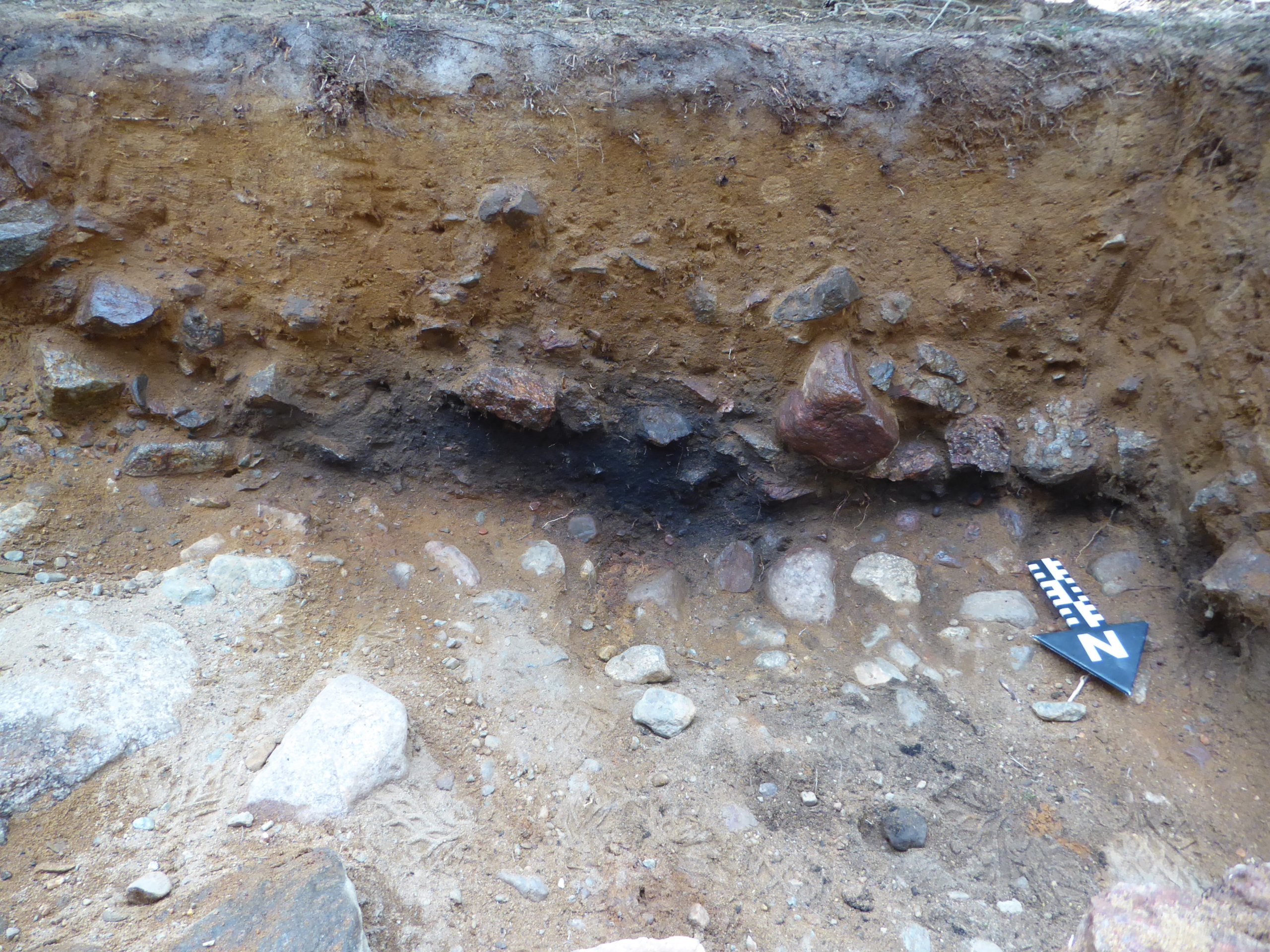 Framgrävda profiler i form av stenar.