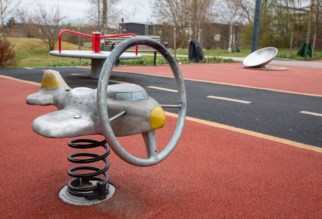 Lekplats med litet metallflygplan och landningsbana.