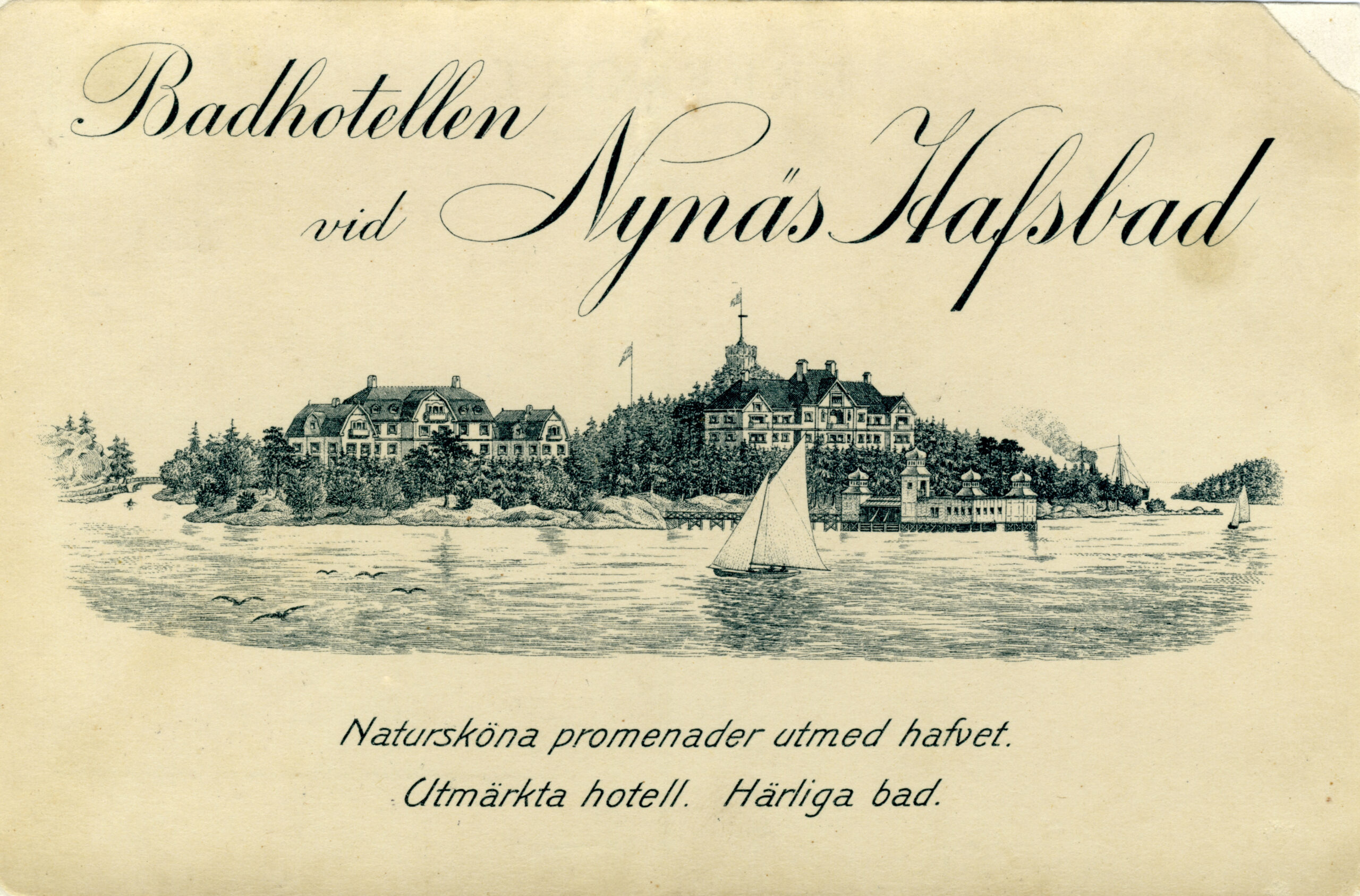 Vykortet har en tecknad bild som visar två hotellbyggnader och badhuset på vattnet. En segelbåt passerar i förgrunden och röken från en ångbåt skymtar bakom holmarna.